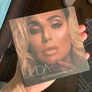 Huda highlighter palette